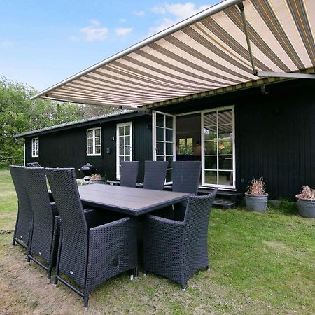 Nyistandsat Sommerhus Med Kaerlighed Og Sjael Kyndelose Exterior photo