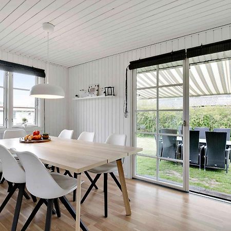 Nyistandsat Sommerhus Med Kaerlighed Og Sjael Kyndelose Exterior photo